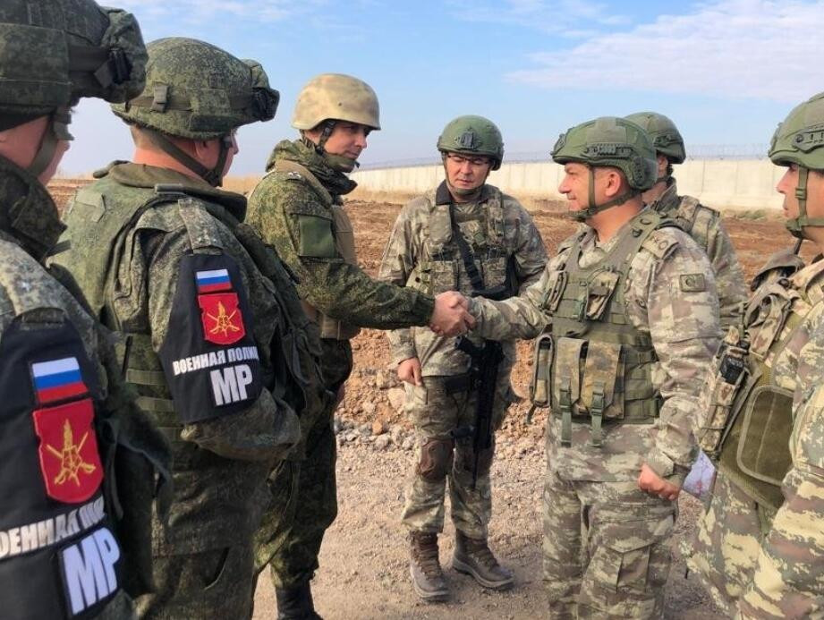 Sự việc máy bay Thổ Nhĩ Kỳ đánh chặn máy bay Nga trên không phận biển Đen một lần nữa đặt ra sự hoài nghi giữa mối quan hệ của Moscow và Ankara giữa tình hình nóng bỏng ở chiến trường Syria đang diễn biến rất phức tạp. Ảnh: Lính Nga và Thổ Nhĩ Kỳ trong cuộc tuần tra chung trên lãnh thổ Syria.