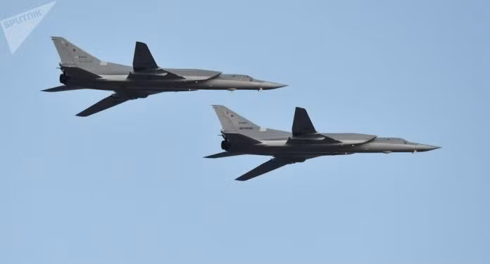 Tu-22M3 có tầm bay tối đa 6.800km, trần bay tối đa 13.300m, vận tốc leo cao 15m/s, có thể mang theo 21.000kg vũ khí. Trong quá khứ, đã có một chiếc Tu-22M3 của không quân Nga bị phòng không Gruzia bắn hạ năm 2008. Ảnh: Biên đội Tu-22M3 của không quân Nga. Nguồn: Spunik