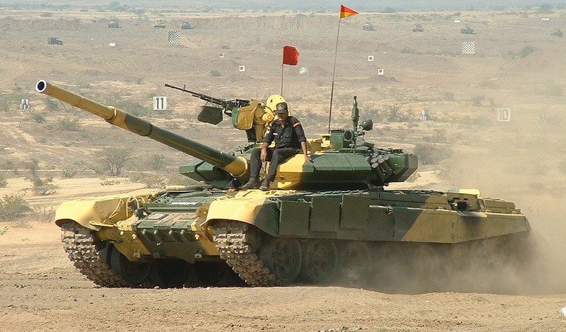 Xe tăng T-90 Ấn Độ là phiên bản T-90S khá giống với T-90S của Việt Nam tuy nhiên Ấn Độ đã loại bỏ hệ thống đèn nhiễu OTShU-7-1 do những đánh giá khác nhau về chiến thuật, xe có trọng lượng hơn 45 tấn. Ảnh: T-90 Ấn Độ.