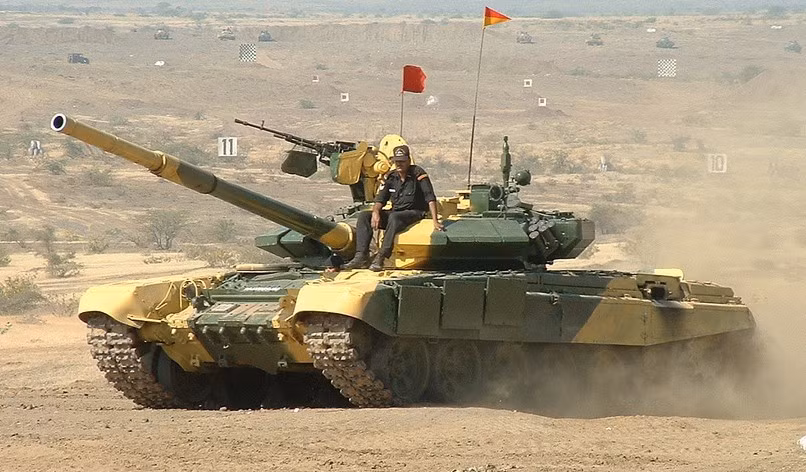 Xe tăng T-90 Ấn Độ là phiên bản T-90S khá giống với T-90S của Việt Nam tuy nhiên Ấn Độ đã loại bỏ hệ thống đèn nhiễu OTShU-7-1 do những đánh giá khác nhau về chiến thuật, xe có trọng lượng hơn 45 tấn. Ảnh: T-90 Ấn Độ.