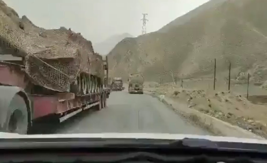 Có thể thấy, sức mạnh hỏa lực của T-72 và T-90 Ấn Độ vượt trội rõ ràng so với các xe tăng hạng nhẹ Type-15 của Trung Quốc bên kia chiến tuyến chỉ được trang bị pháo 105mm, tuy nhiên việc những chiếc xe tăng chiến đấu chủ lực Ấn Độ có thể tiếp cận khu vực tranh chấp có độ cao hơn 4.000m trên mực nước biển quả là không phải điều dễ dàng. Trong khi đó các xe Type-15 Trung Quốc chỉ nặng khoảng 32-35 tấn cùng động cơ mạnh mẽ có thể dễ dàng cơ động trên khu vực núi cao hiểm trở. Chính vì vậy, đây là một thiệt thòi rất lớn đối với phía Ấn Độ. Ảnh: Xe vận tải chở Type-15 áp sát biên giới Ấn Độ. Video Xem quân đội Trung Quốc và Ấn Độ “choảng nhau” - Nguồn: VTC1