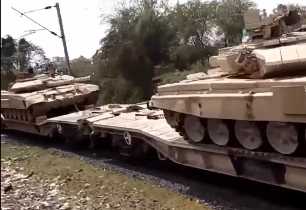 Những chiếc T-90S này được Ấn Độ nhập khẩu số lượng lớn từ Nga và nay đã tự chế tạo trong nước với tên gọi T-90 Bhisma. Ảnh: Xe tăng T-90 trên tàu hỏa.