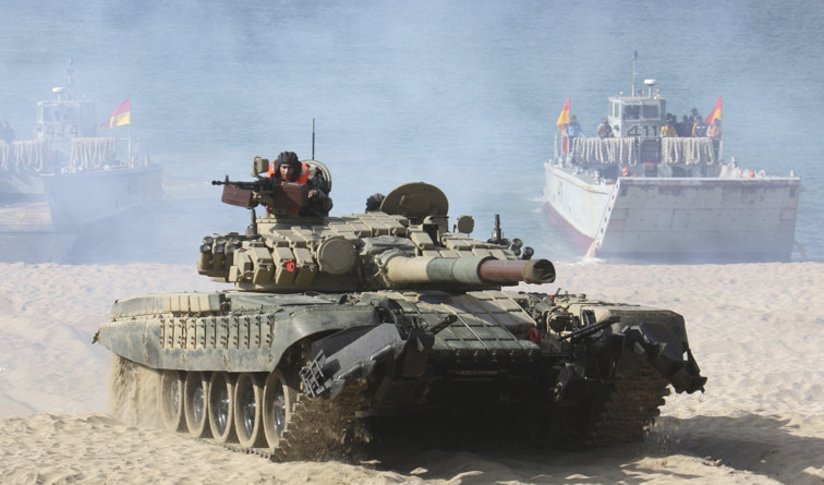 Xe tăng T-72M của Ấn Độ có trọng lượng hơn 41 tấn, xe được trang bị một động cơ V-46-6 công suất 780 mã lực, sử dụng một pháo nòng trơn 125mm 2A46 có thể bắn tên lửa chống tăng qua nòng. Ảnh: Một chiếc T-72 của Ấn Độ huấn luyện trên thao trường. 
