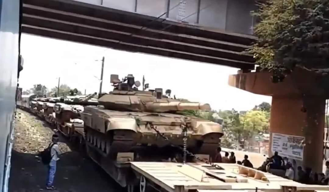 Đáp trả lại, mới đây, phía Ấn Độ đã tung video cho thấy hàng dài các xe tăng T-72 và T-90 của Ấn Độ đang được vận chuyển trên tàu hỏa của Quân đội tiến về hướng biên giới Ladakh. Ảnh: Xe tăng T-90 Ấn Độ trên tàu hỏa.