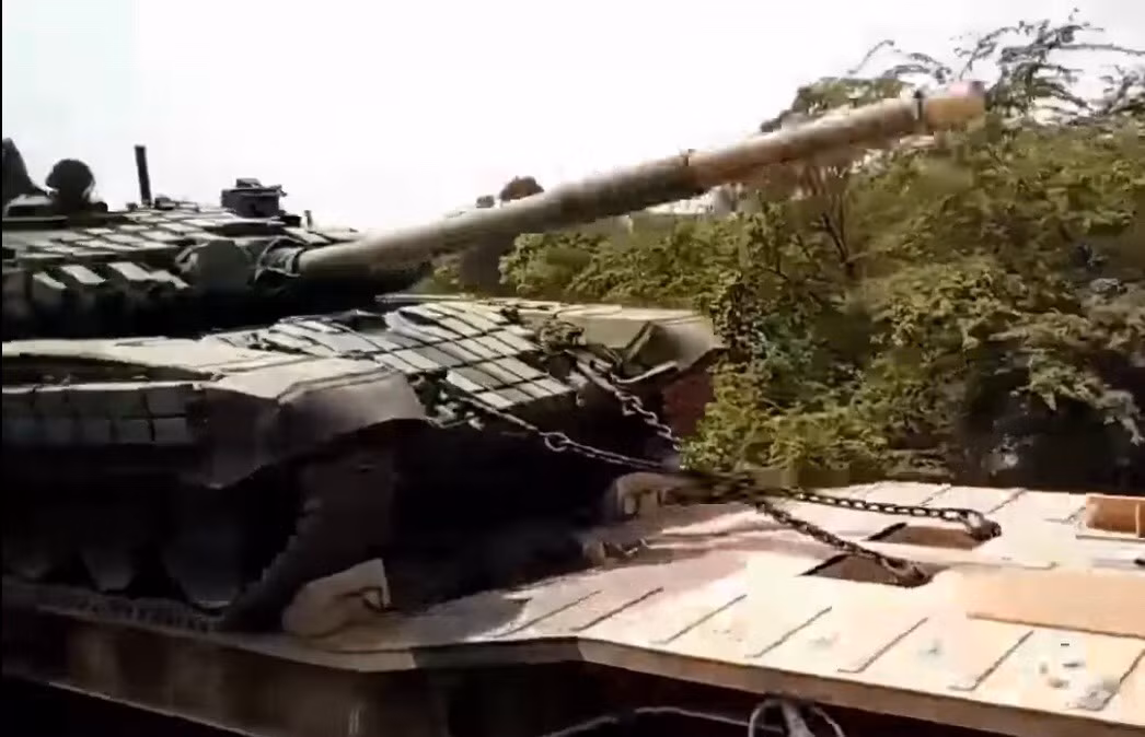 Xe tăng T-72 cũng đã được Ấn Độ nội địa hóa với cái tên T-72 Ajeya vốn là phiên bản T-72M/M1 của Liên Xô. Ảnh: Xe tăng T-72 của Ấn Độ.