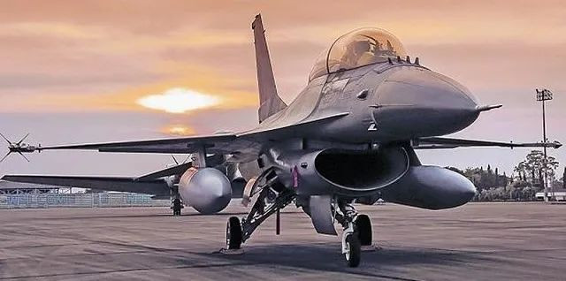 Khi đó Không quân Mỹ cũng bắt đầu đưa các loại máy bay chiến đấu thế hệ 4 vào biên chế hàng loạt, và đây là điều thèm muốn của Quân đội Trung Quốc; vì Trung Quốc mặc dù có lãnh thổ rộng lớn, nhưng lực lượng không quân trang bị lạc hậu. Các nhà lãnh đạo Không quân Trung Quốc muốn không quân nước này sở hữu chiến đấu cơ F-16 "Falcon", mới được Không quân Mỹ đưa vào biên chế năm 1978.