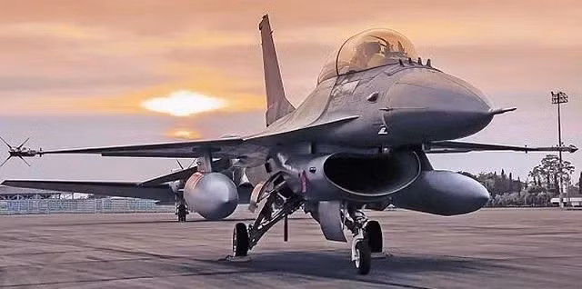 Khi đó Không quân Mỹ cũng bắt đầu đưa các loại máy bay chiến đấu thế hệ 4 vào biên chế hàng loạt, và đây là điều thèm muốn của Quân đội Trung Quốc; vì Trung Quốc mặc dù có lãnh thổ rộng lớn, nhưng lực lượng không quân trang bị lạc hậu. Các nhà lãnh đạo Không quân Trung Quốc muốn không quân nước này sở hữu chiến đấu cơ F-16 "Falcon", mới được Không quân Mỹ đưa vào biên chế năm 1978.