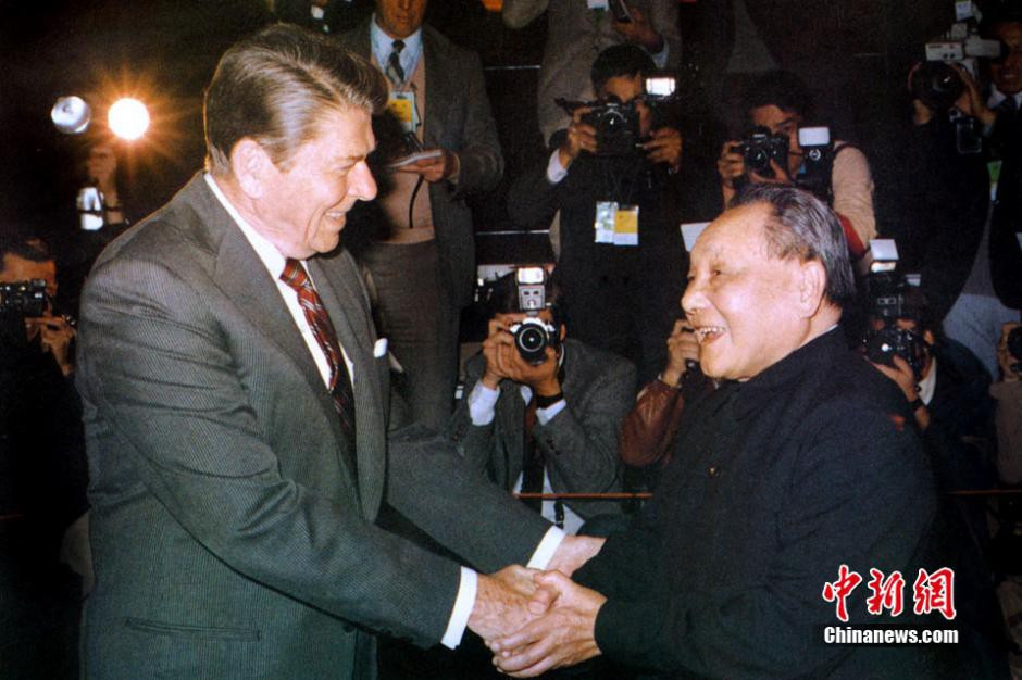 Mặc dù muốn lợi dụng Trung Quốc để chống Liên Xô, nhưng các nhà lãnh đạo Mỹ cũng hiểu rõ "tư tưởng nước lớn" của Trung Quốc, khi Trung Quốc đang thực hiện chiến lược "náu mình chờ thời" của Đặng Tiểu Bình; vì vậy Mỹ vẫn giữ thái độ "cảnh giác" trước Trung Quốc. Ảnh: Đặng Tiểu Bình tay bắt mặt mừng với Tổng thống Mỹ Ronald Wilson Reagan ngày 28/4/1984.