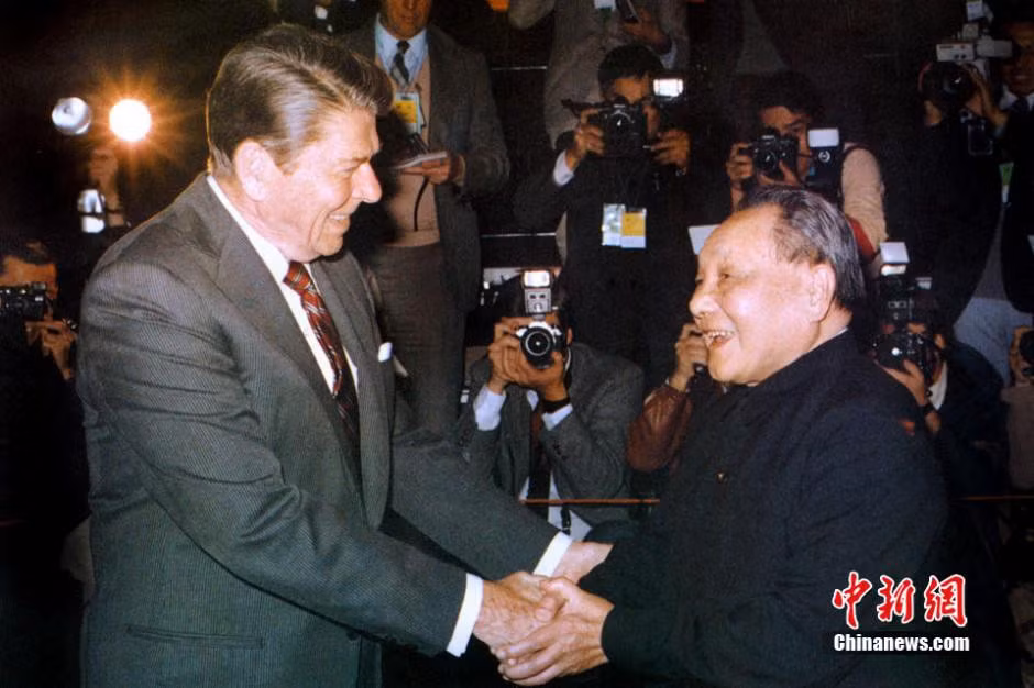 Mặc dù muốn lợi dụng Trung Quốc để chống Liên Xô, nhưng các nhà lãnh đạo Mỹ cũng hiểu rõ "tư tưởng nước lớn" của Trung Quốc, khi Trung Quốc đang thực hiện chiến lược "náu mình chờ thời" của Đặng Tiểu Bình; vì vậy Mỹ vẫn giữ thái độ "cảnh giác" trước Trung Quốc. Ảnh: Đặng Tiểu Bình tay bắt mặt mừng với Tổng thống Mỹ Ronald Wilson Reagan ngày 28/4/1984.