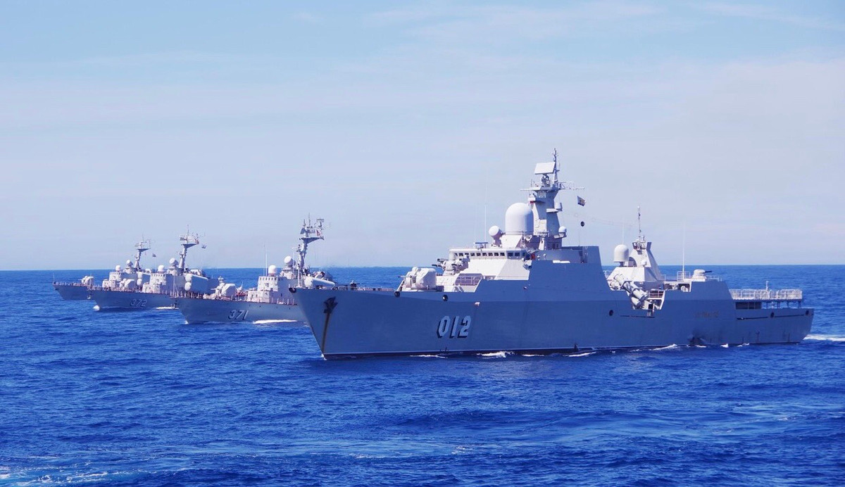 Tuy nhiên, khi thực hiện những đòn tấn công trên biển, đội tàu mặt nước Việt Nam thường tập trung hành tiến và tấn công theo biên đội mà không độc lập tác chiến riêng lẻ. Để giải thích cho điều này, chúng ta hãy cùng tìm hiểu lí do vì sao hải quân ta thường tác chiến theo lối này. Ảnh: Biên đội tàu tên lửa 1241RE và tàu hộ vệ Gepard 3.9.