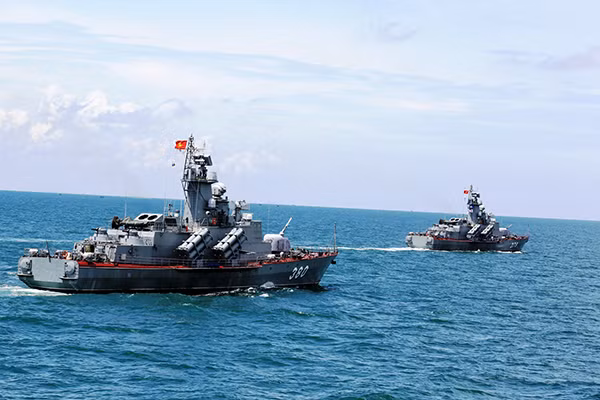 Chính vì vậy, các máy bay tiêm kích Su-30 MK2 hiện nay đang có trong biên chế Không quân Việt Nam sẽ được sử dụng để phối hợp tác chiến cùng các tàu mặt nước, tạo ô phòng không cho đầu cho quân ta trên biển, có thể phát hiện sớm các mối đe dọa với tàu quân ta cũng như thực hiện biện pháp đối phó. Đồng thời tấn công các máy bay tiêm kích và trực thăng mang vũ khí chống hạm của đối phương, bảo vệ an toàn cho đội tàu quân ta. Ảnh: Biên đội tàu tên lửa 12418 Molniya Việt Nam.