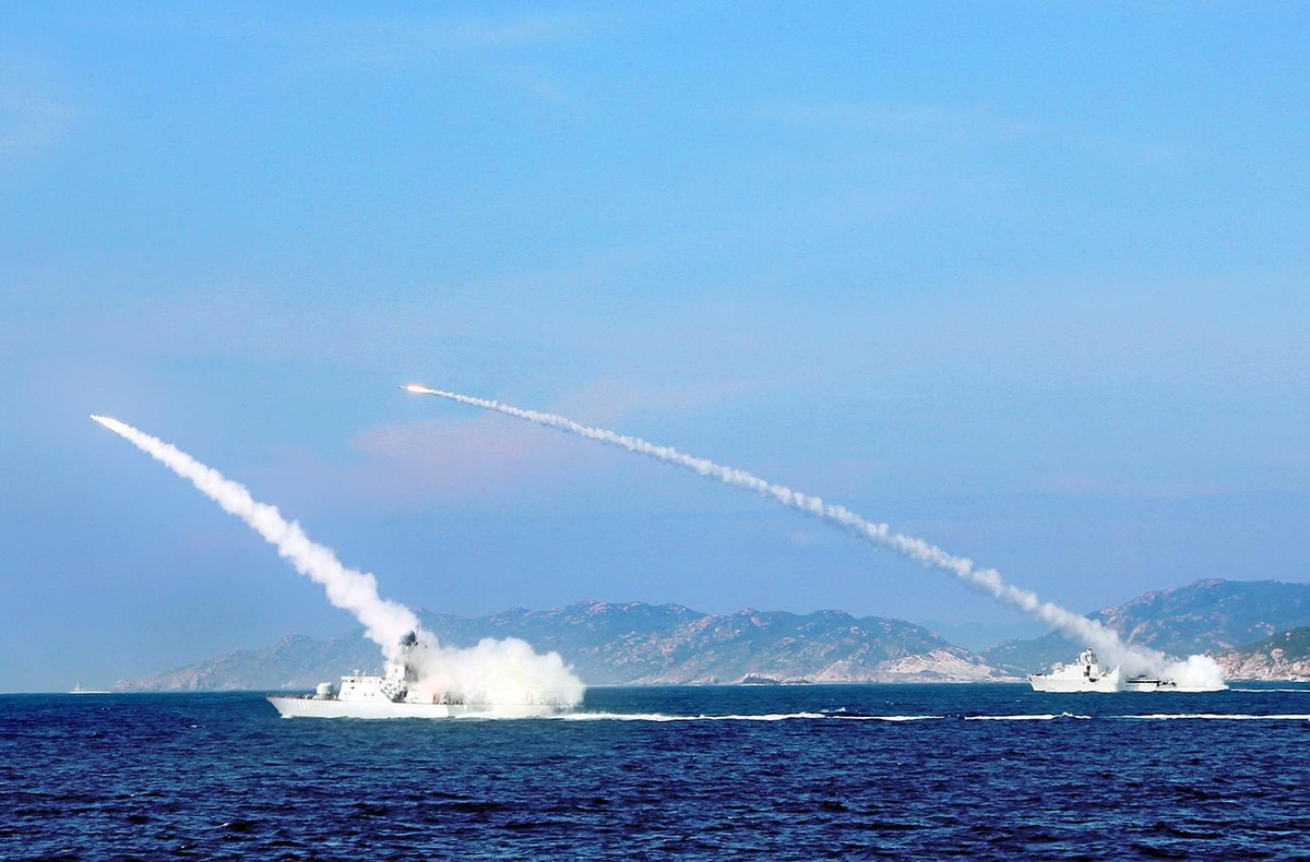 Không những thế, việc tập trung theo biên đội tàu có thể thực hiện một cuộc tấn công tên lửa bão hòa vào đối phương dễ dàng. Các tàu trong biên đội sẽ cùng phóng tên lửa về phía tàu đối phương, tạo một mật độ hỏa lực cực cao khiến đối phương rất khó hoặc không thể đánh chặn hết tất cả. Đồng thời các tàu cũng có thể liên kết và tự bảo vệ nhau trước các mối đe dọa trên không tốt hơn so với việc độc lập tác chiến. Ảnh: Tàu tên lửa BPS-500 và tàu hộ vệ Gepard 3.9 phóng tên lửa Kh-35.