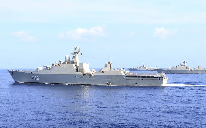 Nhưng một điều bất cập là số lượng chiến đấu cơ Su-30 MK2 trong biên chế Không quân ta lại không nhiều, không thể triển khai dàn trải để đi theo nhiều tàu hoạt động một cách độc lập trên biển. Do đó, các tàu thường công kích theo biên đội để có thể dễ dàng cho các máy bay tiêm kích phát huy khả năng cao nhất. Ảnh: Biên đội tàu chiến Gepard 3.9 của Việt Nam.