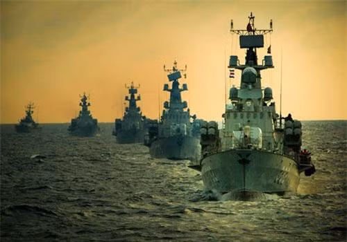 Một trong số đó không thể không kể đến nắm đấm thép chủ lực trên mặt biển của Việt Nam, đó là những tàu tên lửa tấn công nhanh và tàu hộ vệ tên lửa vô cùng hiện đại có sức mạnh vô cùng ghê gớm. Ảnh: Biên đội tàu tên lửa tấn công nhanh Molniya 12418 trên biển.