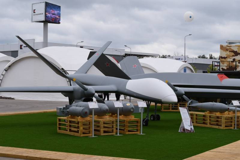 Đây cũng là lần đầu tiên Nga ra mắt mẫu UAV trinh sát vũ trang hai động cơ cánh quạt mang tên Sirius. Nó có tầm hoạt động xa, thời gian bay lâu và tải trọng vũ khí có thể mang theo lớn. Ảnh: UAV Sirius tại Army-2020.