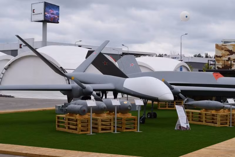 Đây cũng là lần đầu tiên Nga ra mắt mẫu UAV trinh sát vũ trang hai động cơ cánh quạt mang tên Sirius. Nó có tầm hoạt động xa, thời gian bay lâu và tải trọng vũ khí có thể mang theo lớn. Ảnh: UAV Sirius tại Army-2020.