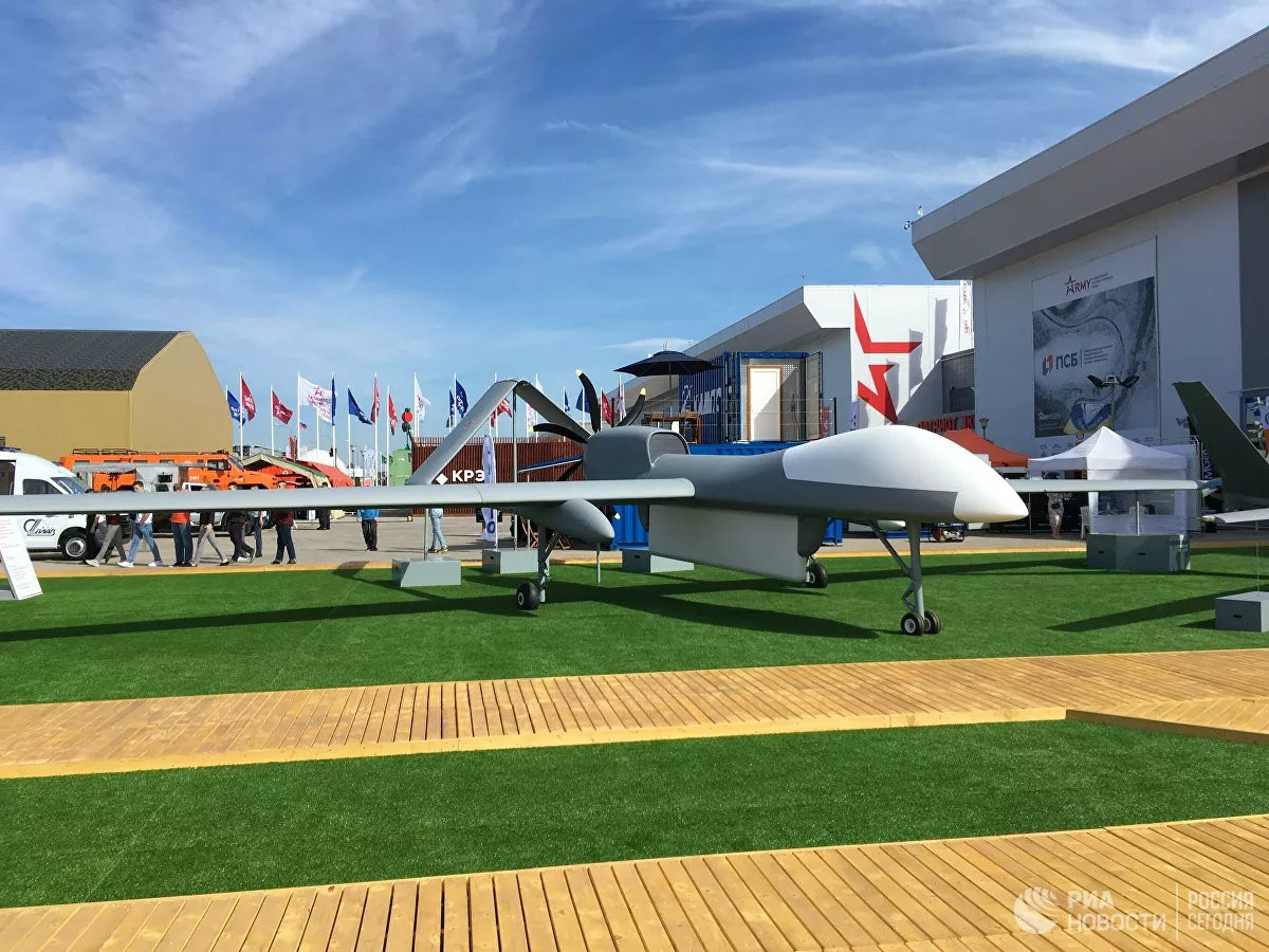 Và một phiên bản tương tự khác của Sirius là UAV Helios, tuy nhiên khác với Sirius, Helios chỉ sử dụng một động cơ cánh quạt và có vẻ như là có kích thước lớn hơn. Ảnh: UAV Helios tại Army 2020.