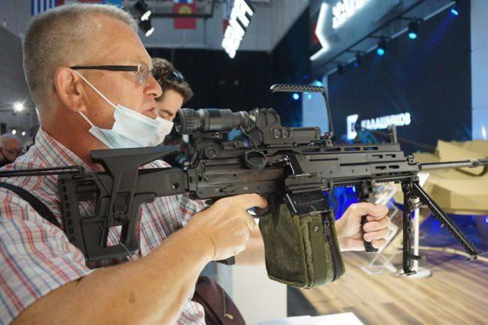 Cùng với đó là sự xuất hiện của súng máy hạng nhẹ RPL-20 cũng do hãng Kalashnikov Concern phát triển, dựa trên mẫu súng máy RPK-16 nổi tiếng trước đó với những cải tiến nhằm loại bỏ các nhược điểm của mẫu súng này. Súng sử dụng cỡ đạn 5.45x39 của AK-74, với cơ chế tiếp đạn bằng dây đạn tương tự súng máy RPD và khác hoàn toàn so với RPK. Sản phẩm có đặc tính kỹ thuật tốt, sức chiến đấu cao cũng như trọng lượng nhẹ, chưa tới 5.5kg khi chưa có đạn. Ảnh: Người dân trải nghiệm với súng máy RPL-20.