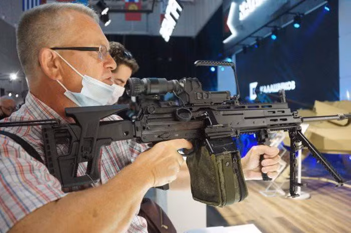 Cùng với đó là sự xuất hiện của súng máy hạng nhẹ RPL-20 cũng do hãng Kalashnikov Concern phát triển, dựa trên mẫu súng máy RPK-16 nổi tiếng trước đó với những cải tiến nhằm loại bỏ các nhược điểm của mẫu súng này. Súng sử dụng cỡ đạn 5.45x39 của AK-74, với cơ chế tiếp đạn bằng dây đạn tương tự súng máy RPD và khác hoàn toàn so với RPK. Sản phẩm có đặc tính kỹ thuật tốt, sức chiến đấu cao cũng như trọng lượng nhẹ, chưa tới 5.5kg khi chưa có đạn. Ảnh: Người dân trải nghiệm với súng máy RPL-20.