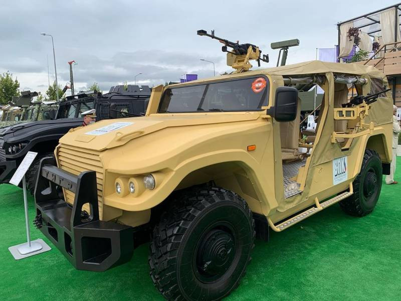 Những phiên bản sửa đổi thú vị của xe bọc thép Tigr cũng được giới thiệu tại triển lãm lần này. Đặc biệt gây sự chú ý lớn với phiên bản Tigr không có cửa, không có mái che cố định và lớp giáp nhưng có nhiều khoảng không hơn để binh sĩ triển khai vũ khí. Đây có thể là phiên bản dành cho những đơn vị đặc biệt với yêu cầu nhiệm vụ cần sự gọn nhẹ và cơ động cao. Ảnh: Tigr phiên bản “Buggy”.