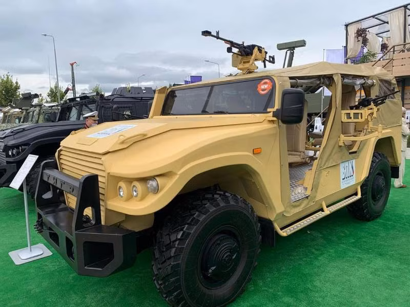 Những phiên bản sửa đổi thú vị của xe bọc thép Tigr cũng được giới thiệu tại triển lãm lần này. Đặc biệt gây sự chú ý lớn với phiên bản Tigr không có cửa, không có mái che cố định và lớp giáp nhưng có nhiều khoảng không hơn để binh sĩ triển khai vũ khí. Đây có thể là phiên bản dành cho những đơn vị đặc biệt với yêu cầu nhiệm vụ cần sự gọn nhẹ và cơ động cao. Ảnh: Tigr phiên bản “Buggy”.