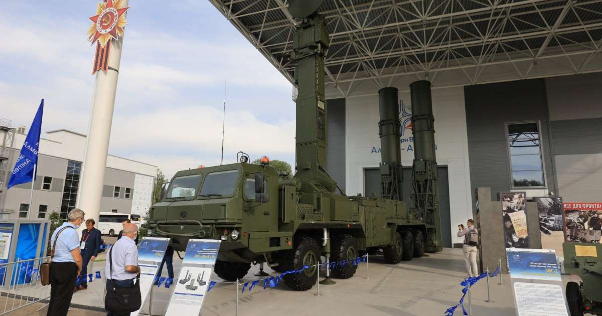 Và lần đầu tiên, công ty Almaz-Antey VKO Concern nổi tiếng đã trưng bày xe phóng 51P6E2 của hệ thống đánh chặn tên lửa đạn đạo mới mang tên 98P6E Abakan. Khung gầm xe phóng được trang bị một radar riêng và hai ống phóng tên lửa phòng không, nhiệm vụ của nó là có thể đánh bại các loại tên lửa đạn đạo chiến thuật - chiến lược của đối phương ở khoảng cách tối đa 30km, trần cao tối đa 25km để bảo vệ các cơ sở quan trọng. Ảnh: Xe phóng 51P6E2 của tổ hợp 98P6E Abakan.