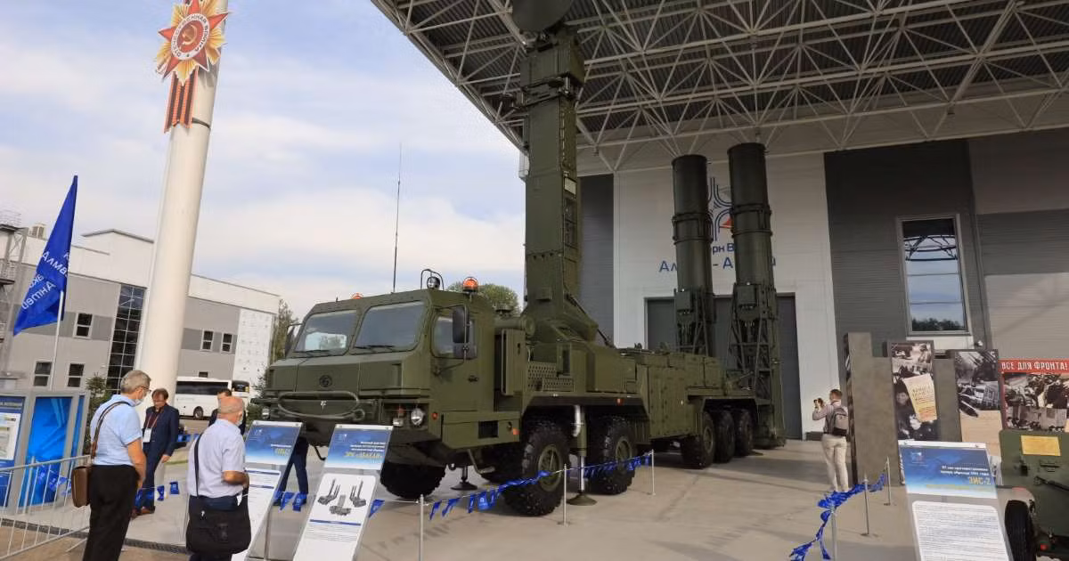 Và lần đầu tiên, công ty Almaz-Antey VKO Concern nổi tiếng đã trưng bày xe phóng 51P6E2 của hệ thống đánh chặn tên lửa đạn đạo mới mang tên 98P6E Abakan. Khung gầm xe phóng được trang bị một radar riêng và hai ống phóng tên lửa phòng không, nhiệm vụ của nó là có thể đánh bại các loại tên lửa đạn đạo chiến thuật - chiến lược của đối phương ở khoảng cách tối đa 30km, trần cao tối đa 25km để bảo vệ các cơ sở quan trọng. Ảnh: Xe phóng 51P6E2 của tổ hợp 98P6E Abakan.