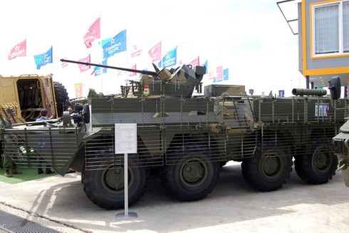 Mẫu xe thiết giáp BTR-82AT mới cũng được giới thiệu tại triển lãm năm nay. Đặc điểm nổi bật so với đời trước là BTR-82AT được lắp đặt thêm hệ thống giáp lồng nhằm tăng thêm khả năng bảo vệ của xe trước súng chống tăng RPG của đối phương, cùng với đó là lắp đặt hệ thống kính ngắm quang học mới tiên tiến. Điều này khiến hiệu suất chiến đấu của xe tăng lên đáng kể. Ảnh: Phiên bản nâng cấp BTR-82AT.