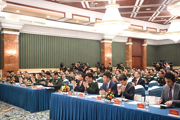 Ngân sách quốc phòng Việt Nam đã tăng gấp 4 lần: Từ 1,3 tỷ USD năm 2006, lên 4,6 tỷ USD năm 2015. Quyết tâm hiện đại hóa quân đội của Việt Nam, còn xuất phát từ mối đe dọa xâm phạm chủ quyển của Việt Nam trên biển Đông, khiến cho Việt Nam phải tăng cường khả năng phòng thủ và tiến công để bảo vệ lợi ích trên biển. Ảnh: Các đại biểu dự lễ công bố Sách trắng Quốc phòng Việt Nam 2019.