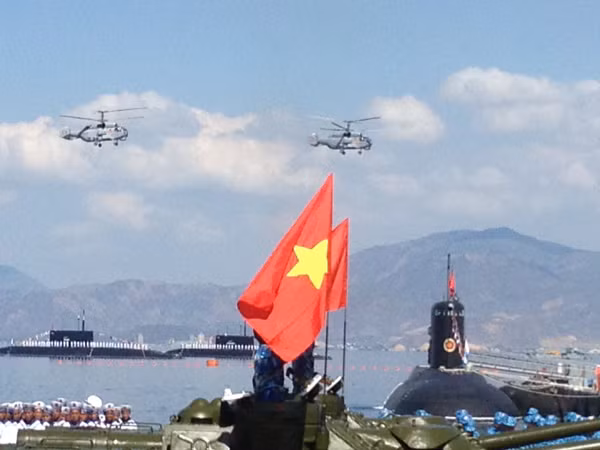 Mặc dù được trang bị nhiều vũ khí mới, hiện đại nhưng vẫn có những lo ngại về khả năng tích hợp hiệu quả giữa chúng lại với nhau, nhằm tăng cường sức mạnh cho các lực lượng. Lý do lo ngại là, các lực lượng của Việt Nam, còn thiếu kinh nghiệm trong sử dụng những vũ khí mới, hiện đại.