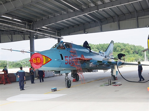 Bên cạnh đó, Không quân Việt Nam một số lượng nhỏ tiêm kích Su-27 và Su-22 Fitter đang dần hết niên hạn hoạt động. Việt Nam được cho là đang cân nhắc ký thêm các hợp đổng mua máy bay chiến đấu đa năng MiG-35 hoặc Su-35 từ Nga.