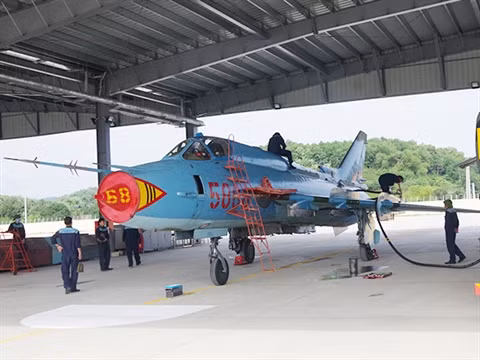 Bên cạnh đó, Không quân Việt Nam một số lượng nhỏ tiêm kích Su-27 và Su-22 Fitter đang dần hết niên hạn hoạt động. Việt Nam được cho là đang cân nhắc ký thêm các hợp đổng mua máy bay chiến đấu đa năng MiG-35 hoặc Su-35 từ Nga.