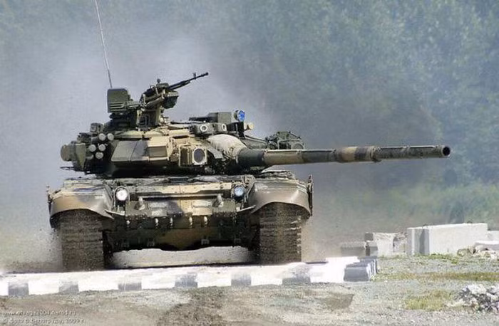 Trong hợp đồng mua 64 xe tăng T-90 của Nga, bên cạnh biến thể T-90S, Việt Nam cũng mua một số lượng không được tiết lộ các xe tăng chỉ huy T-90SK. Biến thể này được trang bị hệ thống thông tin tiên tiến, phát triển từ hệ thống vô tuyến tần số cao R-168-100KBE, có khả năng hỗ trợ liên lạc mã hóa ở phạm vi lên tới 70 km khi xe tĩnh tại.
