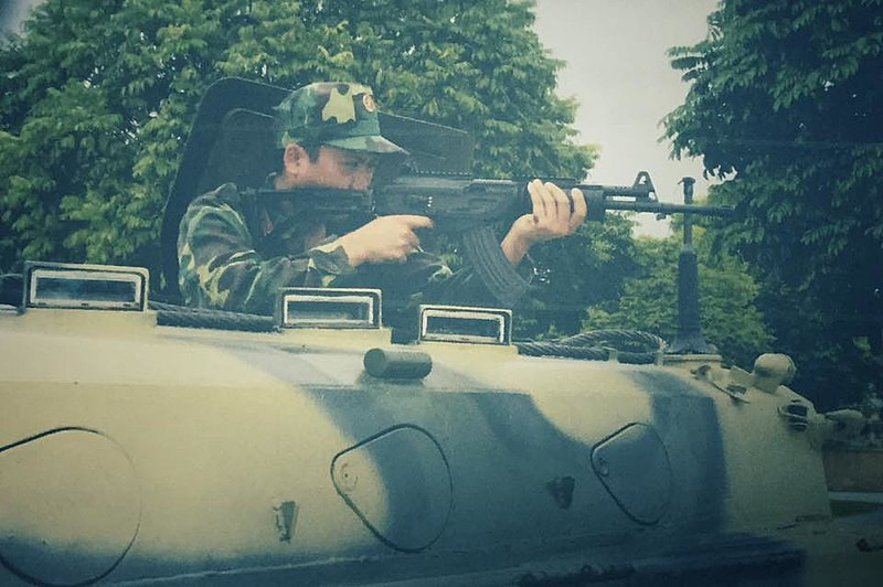 Ngoài ra, Việt Nam cũng đang thay thế lượng lớn súng trường tấn công Kalashnikov AK-47 cỡ nòng 7,62 mm cổ điển của Liên Xô bằng súng trường tấn công hiện đại Galil 31/32 ACE do Israel VVeapon Industries (IWI) phát triển.