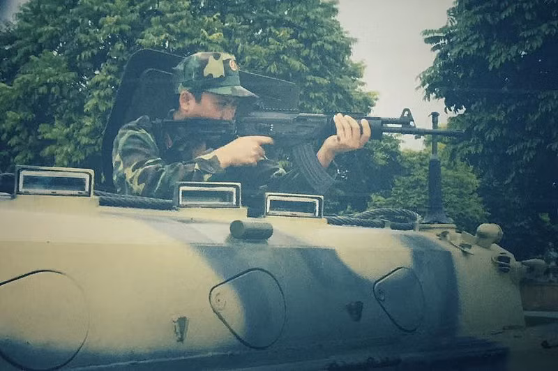 Ngoài ra, Việt Nam cũng đang thay thế lượng lớn súng trường tấn công Kalashnikov AK-47 cỡ nòng 7,62 mm cổ điển của Liên Xô bằng súng trường tấn công hiện đại Galil 31/32 ACE do Israel VVeapon Industries (IWI) phát triển.