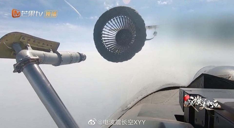 Dù chưa xác định được thời gian diễn ra cuộc diễn tập tuy nhiên trong video đã nêu rõ ràng mục đích của hoạt động quân sự này với nội dung mục tiêu của họ không phải để xô đổ giới hạn hay phá kỷ lục gì, mà đây đều là những bài tập hướng tới chuẩn bị cho thực chiến. Ảnh: Máy bay Su-30MKK của Trung Quốc thực hiện tiếp liệu trong cuộc diễn tập.