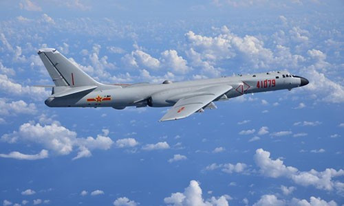 Trong khi đó, Đài phát thanh Quốc gia Trung Quốc hôm 4/8 cũng đưa tin rằng Bộ tư lệnh Chiến khu Nam của nước này cũng đã điều hai oanh tạc cơ tới một khu vực bí mật để huấn luyện chiến đấu suốt ngày đêm. Ảnh: Oanh tạc cơ H-6K của Không quân Trung Quốc.