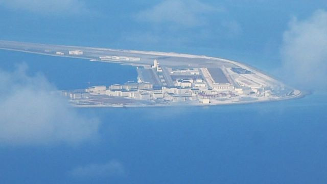 Trong đó, lộ trình bay của các chiến đấu cơ này sẽ đến đá Subi thuộc quần đảo Trường Sa của Việt Nam đã bị Trung Quốc chiếm đóng trái phép. Đá này đã được Trung Quốc bồi lấp thành một đảo nhân tạo quy mô lớn với một sân bay kéo dài hơn 3.000m, đủ sức để hạ cánh cả oanh tạc cơ H-6K. Ảnh: Không ảnh chụp đá Subi tại Trường Sa do Trung Quốc chiếm đóng trái phép - Nguồn: Haike News