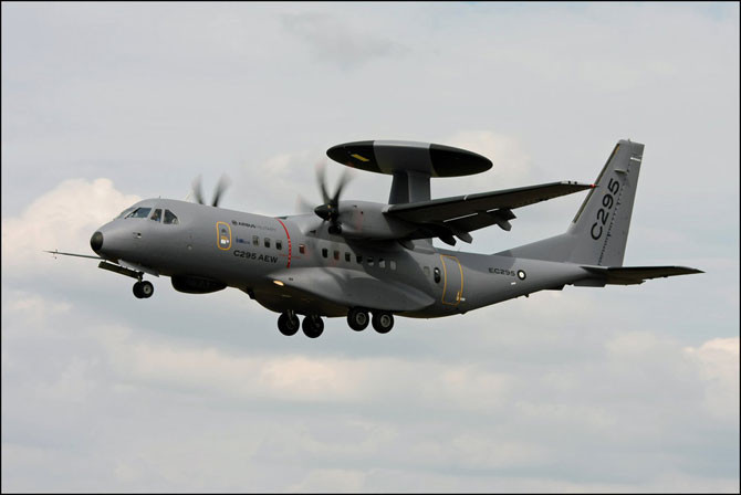 Tuy nhiên chúng ta vẫn còn thiếu một phương tiện liên kết các hệ thống vũ khí hiện đại cũng như là cánh tay nối dài cho hoạt động, đó chính là máy bay cảnh báo sớm, để đóng vai trò phối hợp với máy bay, tàu chiến giúp phát hiện mục tiêu từ xa, dẫn đường cho tên lửa, mở rộng phạm vi chiến đấu của vũ khí. Bên cạnh đó máy bay cảnh báo sớm còn là trung gian giúp liên kết cũng như điều phối hoạt động của các loại vũ khí khác nhau.