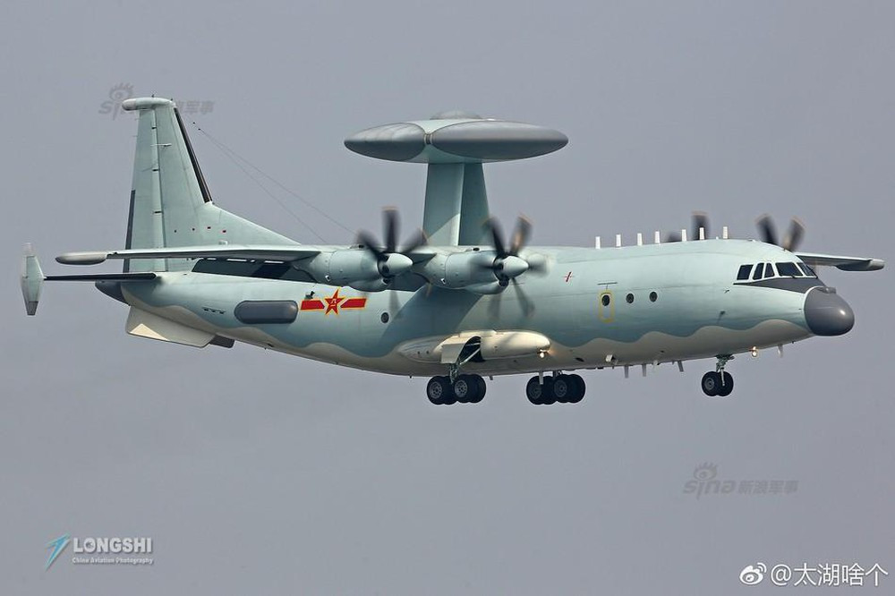 Hiện nay các quốc gia quanh khu vực Biển Đông như Indonesia, Malaysia, Thái Lan, Trung Quốc, Singapore đều đã sở hữu máy bay cảnh báo sớm. Vì vậy việc chúng ta có sở hữu máy bay cảnh báo sớm cũng là phù hợp với bối cảnh tình hình thế giới và khu vực. Ảnh: Máy bay cảnh báo sớm KJ-500 của Trung Quốc trên đảo Hải Nam.