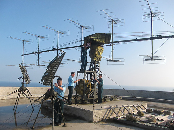 Mặc dù trong thế trận phòng không, Việt Nam đã bố trí các trận địa radar tương đối hợp lý, đảm bảo tính chủ động đối phó, phản ứng nhanh với mọi tình huống bất ngờ. Tuy nhiên để phát huy hết tính năng và hiệu quả của các loại máy bay chiến đấu, các hệ thống tên lửa phòng không mà chúng ta đang có, thì việc trang bị các loại máy bay cảnh báo sớm là yêu cầu cần thiết vào lúc này. Ảnh: Bảo quản khí tài ở Trạm Radar 27, Trung đoàn 295. Ảnh báo PK-KQ.