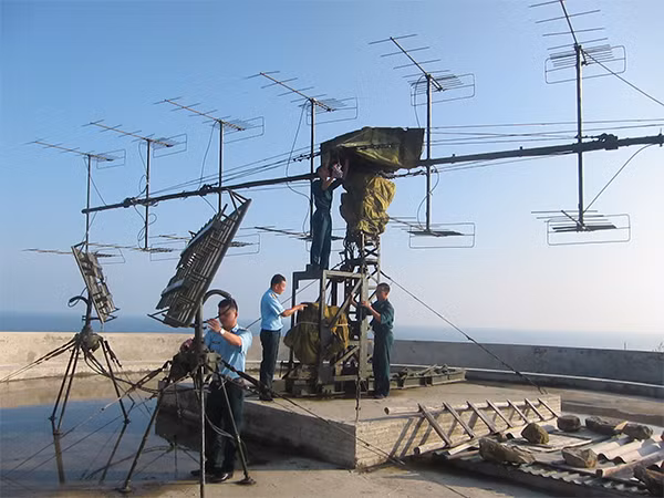 Mặc dù trong thế trận phòng không, Việt Nam đã bố trí các trận địa radar tương đối hợp lý, đảm bảo tính chủ động đối phó, phản ứng nhanh với mọi tình huống bất ngờ. Tuy nhiên để phát huy hết tính năng và hiệu quả của các loại máy bay chiến đấu, các hệ thống tên lửa phòng không mà chúng ta đang có, thì việc trang bị các loại máy bay cảnh báo sớm là yêu cầu cần thiết vào lúc này. Ảnh: Bảo quản khí tài ở Trạm Radar 27, Trung đoàn 295. Ảnh báo PK-KQ.