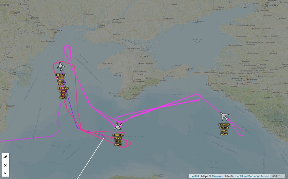 Cuộc "đột kích" bằng máy bay B-52 qua lãnh thổ Ba Lan vào Ukraine đến Crimea được hỗ trợ bởi một loạt các máy bay trinh sát Mỹ - Anh lượn lờ trên biển Đen để theo dõi các động thái của Nga. Các loại máy bay này được xác định gồm: máy bay trinh sát Boeing RC-135W Rivet Joint (mã hiệu SALMA44) của Không quân Mỹ; Boeing Airseeker R.1 (RC-135W Rivet Joint, mã hiệu ZZ666) và Sentinel R.1 (ZJ692) của Không quân Anh. Ngoài ra, còn có ít nhất một máy bay tiếp dầu Voyager KC.2 của Anh hiện diện gần đó. Ảnh: Dambiev