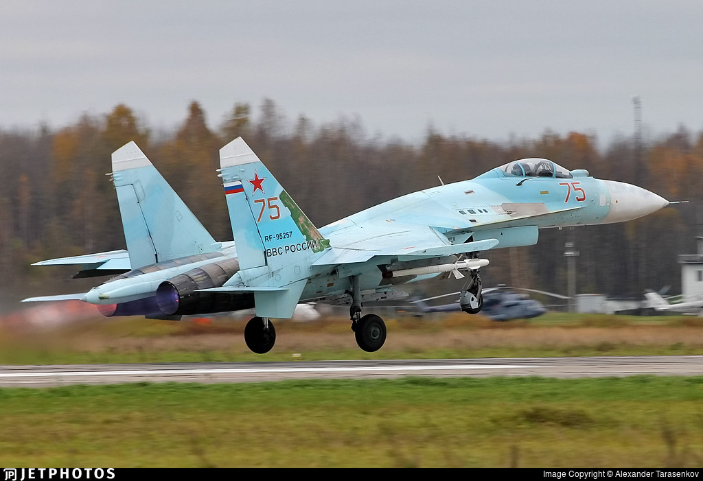 Hành động lần đầu tiên trong lịch sử diễn ra trên bầu trời Ukraine dĩ nhiên không qua được mắt hệ thống canh phòng chặt chẽ của Nga. Bộ Quốc phòng Nga đã điều 8 máy bay chiến đấu Su-27 và Su-30 từ các căn cứ Quân khu Nam tiến hành đánh chặn các máy bay B-52. Ảnh: Jetphotos