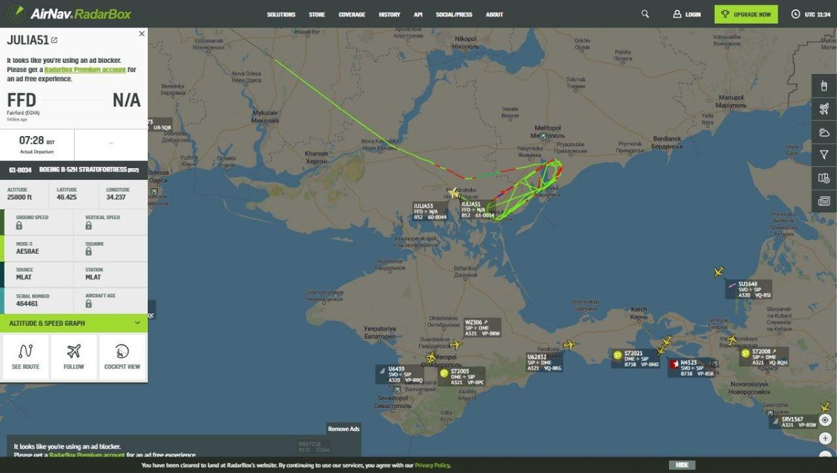 "Ba máy bay ném bom B-52 thuộc biên chế Không đoàn số 5, căn cứ Minot, Bắc Dakota đã tiến hành các cuộc tập trận quan trọng trên không phận Ukraine vào ngày thứ 6 (4/9)", Bộ chỉ huy châu Âu của Mỹ (EUCOM) thông báo. Trong ảnh: Đường bay của chiếc B-52 mang ký hiệu JULIA51 được trang mạng AirNav Radarbox ghi lại. Ảnh: Dambiev