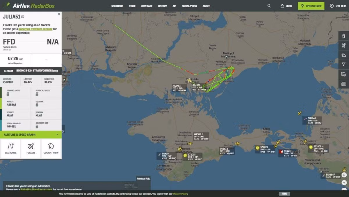"Ba máy bay ném bom B-52 thuộc biên chế Không đoàn số 5, căn cứ Minot, Bắc Dakota đã tiến hành các cuộc tập trận quan trọng trên không phận Ukraine vào ngày thứ 6 (4/9)", Bộ chỉ huy châu Âu của Mỹ (EUCOM) thông báo. Trong ảnh: Đường bay của chiếc B-52 mang ký hiệu JULIA51 được trang mạng AirNav Radarbox ghi lại. Ảnh: Dambiev