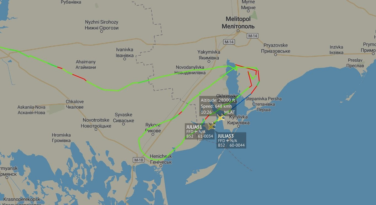 Có thời điểm, hai chiếc B-52 JULIA51 và JULIA53 tiếp cận phía bắc bán đảo Crimea, điểm gần nhất tiếp cận cách bờ biển Crimea khoảng 40km. Ảnh: Dambiev