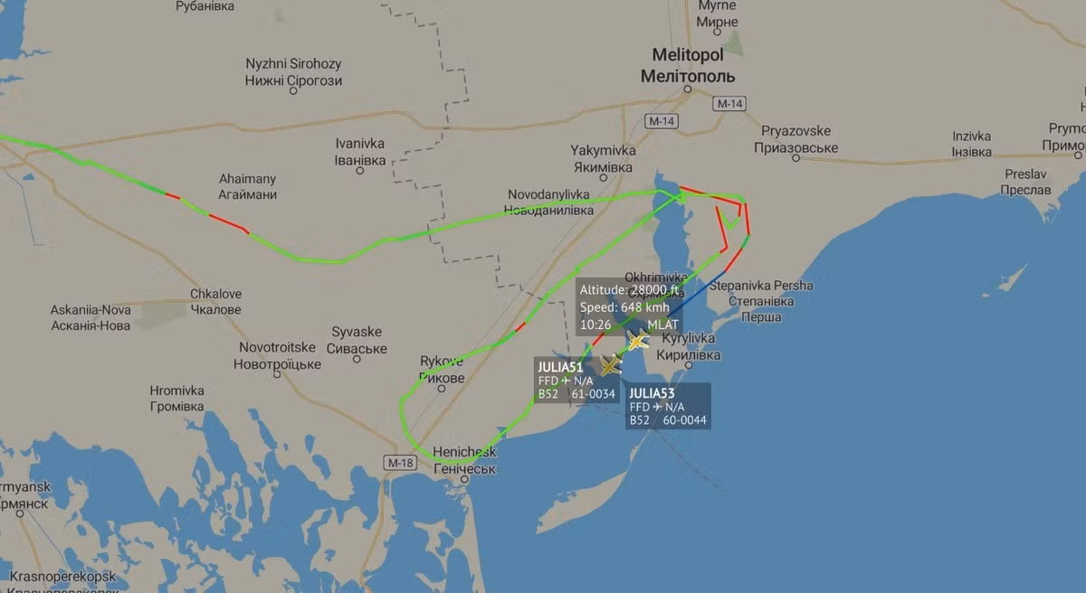 Có thời điểm, hai chiếc B-52 JULIA51 và JULIA53 tiếp cận phía bắc bán đảo Crimea, điểm gần nhất tiếp cận cách bờ biển Crimea khoảng 40km. Ảnh: Dambiev