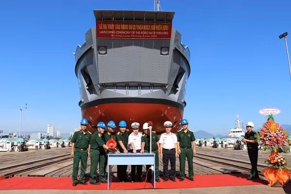 Ngày 22/6 vừa qua, tại thành phố Đà Nẵng, Tổng công ty đóng tàu Sông Thu đã làm lễ hạ thủy tàu đổ bộ Roro 5612 thứ ba (số hiệu 528) cho Hải quân Việt Nam. Đây là tàu thứ ba trong loạt bốn chiếc do Quân chủng Hải quân đặt mua từ công ty. Ảnh: Quang cảnh buổi lễ hạ thủy tàu Roro 5612 thứ ba. Nguồn: TCCNQP.
