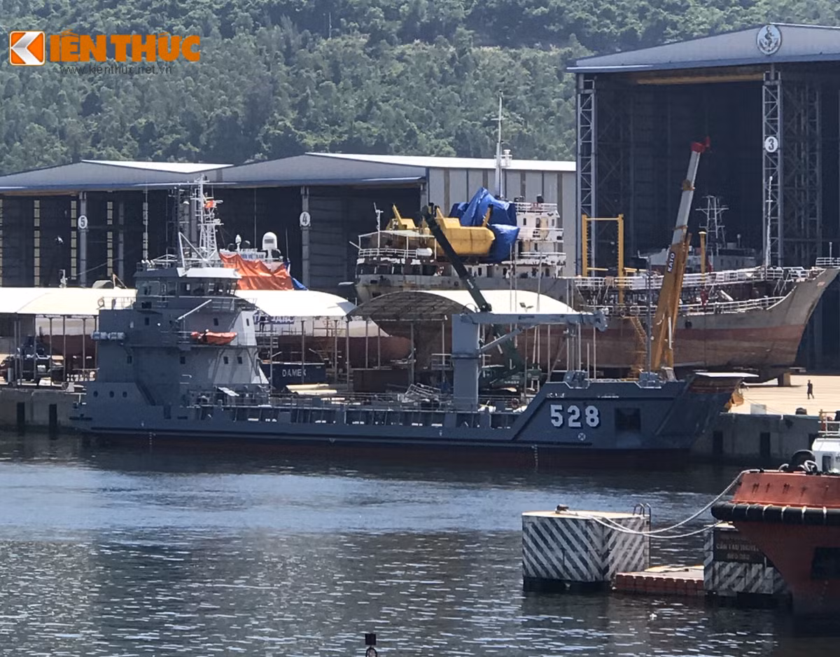 Tàu Roro 5612 có nhiệm vụ vận tải trên biển, có thể mang theo các container hàng, tham gia cứu hộ cứu nạn và hỗ trợ ngư dân, tiếp tế vật tư hàng hóa và chuyên chở binh lính cũng như thiết giáp đổ bộ đánh chiếm đảo, bờ biển v.v… bằng cơ cấu đổ bộ “há mồm”. Ảnh: Tàu 528 vừa được hạ thủy hôm 22/6.